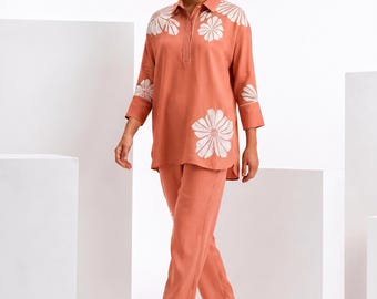 Coral Peach Linen Co-Ord Set voor vrouwen, bloemenapplicatie geborduurde linnen outfit, luxe bijpassende set, Pakistaanse Indiase kleding