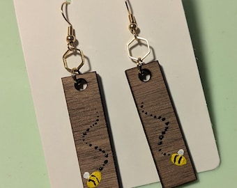 Pendientes de abejorro pintados a mano - hechos por Wandering Forge ™