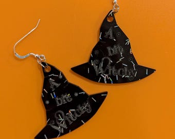 Pendientes acrílicos con forma de sombrero de bruja A Bit Witchy - fabricados por Wandering Forge ™