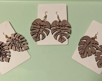 Pendientes de madera de nogal con forma de hoja de monstera - fabricados por Wandering Forge ™