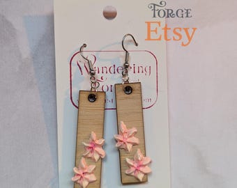 Pendientes de flores de cerezo en 3D pintados a mano - hechos por Wandering Forge ™