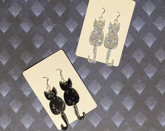 Pendientes acrílicos de gato con cola móvil - fabricados por Wandering Forge ™
