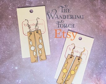 Pendientes con fases lunares pintados a mano - fabricados por Wandering Forge ™