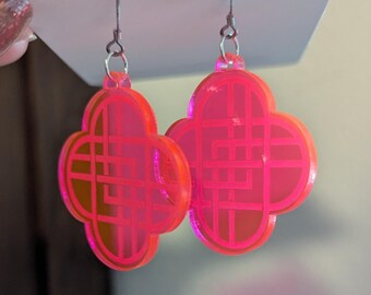 Pendientes con el logo de la banda K Pop Baddie - fabricados por Wandering Forge ™