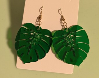 Pendientes de hoja de monstera de acrílico verde transparente - fabricados por Wandering Forge™