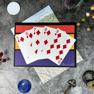 Puede incluir: Un juego de siete cartas de juego, todas diamantes, con los números del 5 al 9. Las cartas están dispuestas en forma de abanico sobre un fondo colorido con el texto "Games & Gifts".