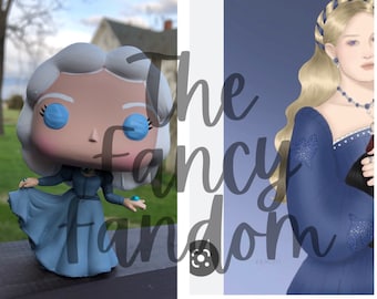 Può includere: Una figura Funko Pop personalizzata di una donna con i capelli bianchi, vestita con un abito blu e una corona blu. La figura tiene un gioiello blu in mano. Lo sfondo è un'immagine sfocata di una casa e alberi.