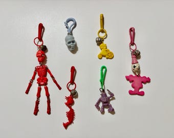 Dijes de plástico retro vintage de los años 80: esqueleto rojo grande, calavera, esqueleto de pez rojo, figura morada, figura amarilla en bicicleta