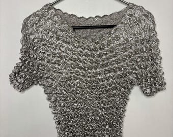 Vintage Y2K 90’s Silver Ruffle Skeeve Popcorn/Bubble Shirt