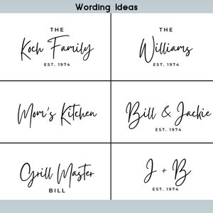 Op de afbeelding: Op een witte achtergrond staan zes voorbeelden van tekst in zwart script. De zinnen zijn onder meer "The Koch Family EST. 1974", "The Williams EST. 1974", "Mom's Kitchen", "Bill & Jackie EST. 1974", "Grill Master BILL" en "J + B EST. 1974".