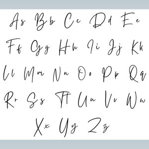 Op de afbeelding: Een compleet alfabet in een cursieve, handgeschreven stijl. De letters, zowel hoofdletters als kleine letters, zijn in zwarte inkt op een witte achtergrond. Het lettertype is elegant en vloeiend, perfect voor uitnodigingen of gepersonaliseerde cadeaus.