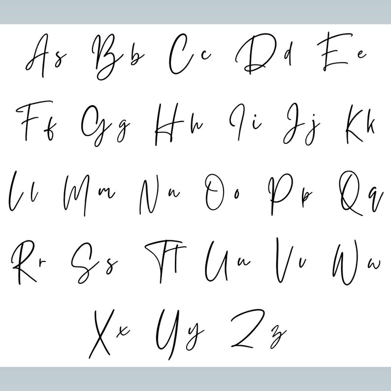 Op de afbeelding: Een compleet alfabet in een cursieve, handgeschreven stijl. De letters, zowel hoofdletters als kleine letters, zijn in zwarte inkt op een witte achtergrond. Het lettertype is elegant en vloeiend, perfect voor uitnodigingen of gepersonaliseerde cadeaus.