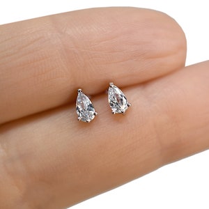 Boucles d'oreilles en argent sterling Teardrop CZ, clous minuscules, petits clous, clous en forme de larme, boucles d'oreilles en cristal, clous délicats, clous de cartilage