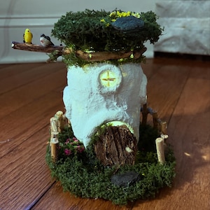 Ręcznie robiony domek dla wróżek ze świecącymi światłami – Fantazyjny miniaturowy domek z ptakami, dachem z mchu i rustykalnymi drzwiami