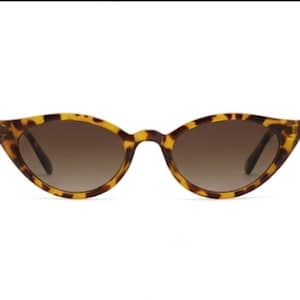 May include: Cat-eye sunglasses with a tortoiseshell pattern frame and brown gradient lenses. The sunglasses have a classic, retro design, suitable for various face shapes. The frame is a mix of brown and yellow.