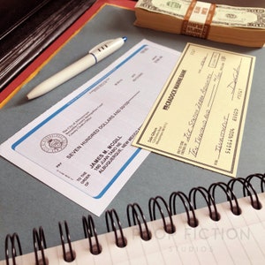 Display-Requisiten: Paar Prop-Saul-Display-Schecks / Cosplay-McGill-Bankschecks