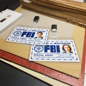 Cosplay Paranormaal Onderzoekskostuum: Prop Fox Mulder en Dana Scully Clip-on Props / Cosplay Special Agent Portemonneekaarten