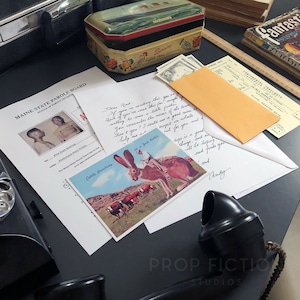 Accesorios de exhibición históricos de la década de 1960: postal de Red / formulario de libertad condicional de prisión / juego de cartas y accesorios de exhibición
