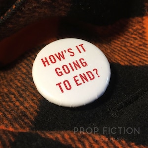 Truman Show Kostümausstellung: Cosplay-Requisite „Wie wird es enden?“ Anstecknadel (3,2 cm)