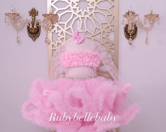 Vestido de fiesta rosa de tul con cola, zapatos y accesorios para el cabello.