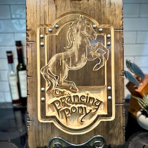 Letrero de pub "Pony Saltador": Decoración rústica de madera grabada para taberna.