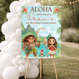 K&ouml;nnte beinhalten: Ein rechteckiges Geburtstagsschild mit dem Text ALOHA Welcome to Dean's 4th Birthday Celebration! Das Schild zeigt Zeichentrickillustrationen eines t&auml;towierten Mannes, einer Frau und eines kleinen Huhns vor einer tropischen Inselkulisse.