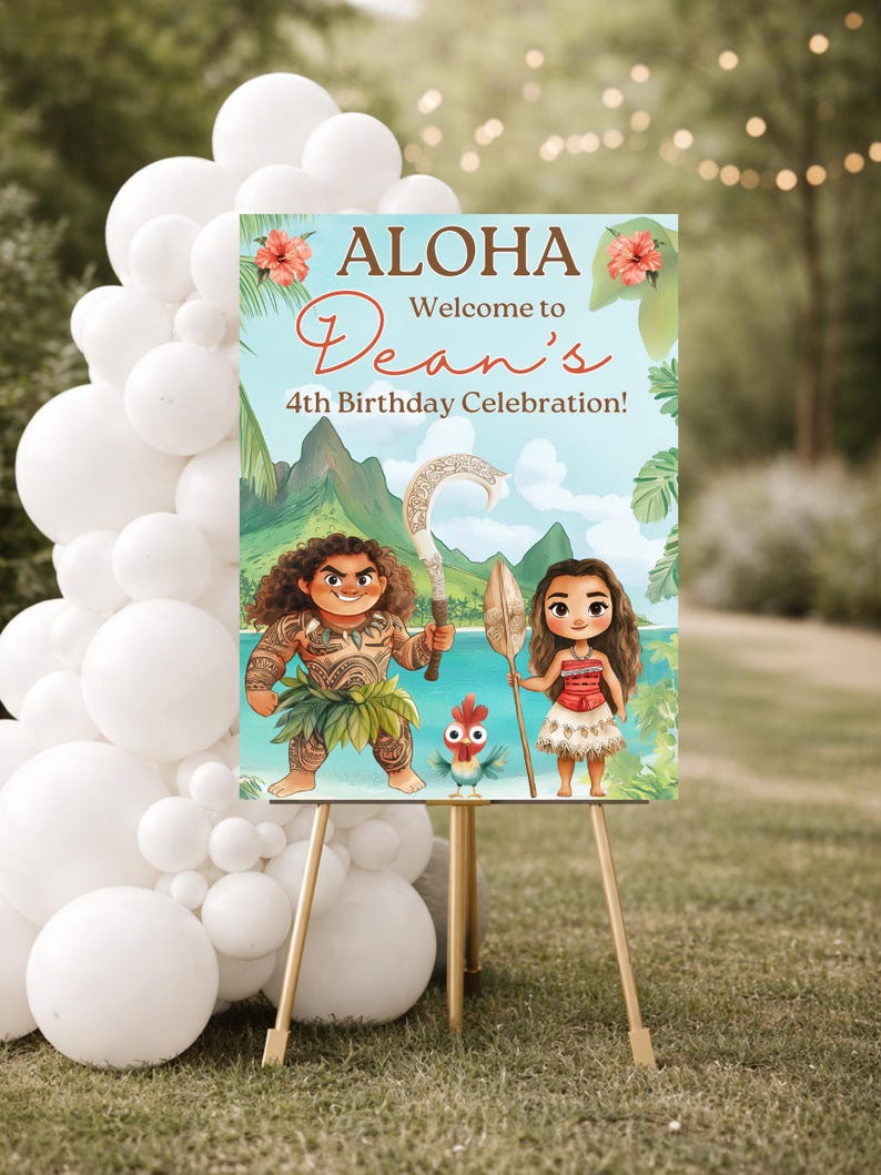 K&ouml;nnte beinhalten: Ein rechteckiges Geburtstagsschild mit dem Text ALOHA Welcome to Dean's 4th Birthday Celebration! Das Schild zeigt Zeichentrickillustrationen eines t&auml;towierten Mannes, einer Frau und eines kleinen Huhns vor einer tropischen Inselkulisse.