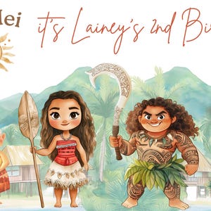 Peut inclure: Une illustration num&eacute;rique repr&eacute;sentant des personnages de Moana, dont une femme &acirc;g&eacute;e, une jeune fille, un homme tatou&eacute;, un coq et un cochon. Le texte indique Hei Hei it's Lainey's 2nd Birthday! avec un soleil, des palmiers et des huttes.