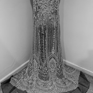 Tessuto in pizzo da sposa con ricami di paillettes pesanti e perline nere argento, larghezza 50", venduto tagliato su misura