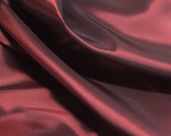 Tecido de tafetá iridescente vermelho e preto, 152 cm de largura, vendido por metro.