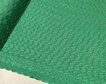 Tela de algodón con ojales y hojas verdes Kelly, 44" de ancho. Se vende cortada a medida.