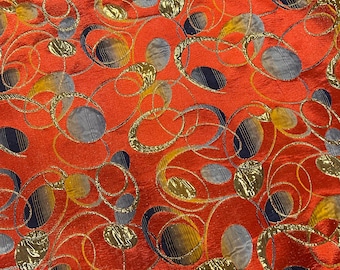 Tela brocada metálica multicolor roja de 58" de ancho. Se vende cortada a medida.