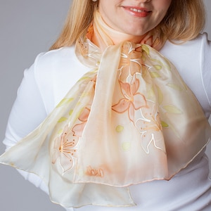 Beige Lily Hand bemalt Seidenschal, Frauen Seidenschal, handbemalt Batik Schal, Blumen Seide Schal