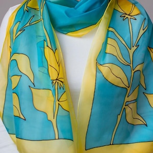 Geel - marineblauwe handgeschilderde zijden sjaal met bloemen | Batiksjaal, zijden sjaal bloemen, Anoli Design handgeschilderde zijden sjaal, GRATIS VERZENDING