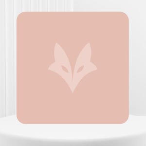 Peut inclure: Un carré rose pâle avec un motif de renard stylisé blanc au centre. Le texte "COLOR 009" est en haut du carré.