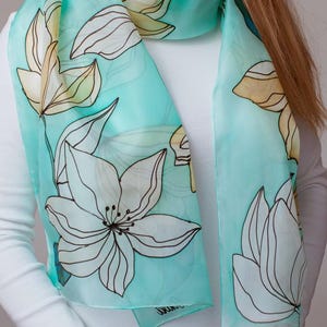Handgeschilderde zijden sjaal lentebloemen | Batiksjaal, zijden sjaal bloemen, Anoli Design handgeschilderde zijden sjaal, GRATIS VERZENDING