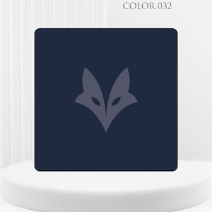 Op de afbeelding: Een set van drie keramische mokken met een gespikkelde, matte afwerking. De mokken zijn in de kleuren crème, lichtgrijs en donkergrijs. Elke mok heeft een eenvoudig, minimalistisch ontwerp en een afgeronde handgreep.