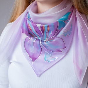 Lila Lily Hand bemalt Seide Schal | bemalte Seidenschal, floral Seidenschal, quadratische Seidenschal, Seide Kopftuch