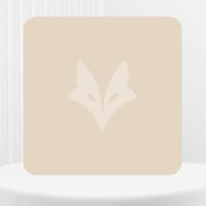 Op de afbeelding: Een vierkant, beige product met afgeronde hoeken, met een wit vossenkoplogo. De tekst "COLOR 002" wordt bovenaan weergegeven. Het product wordt gepresenteerd op een witte, afgeronde sokkel tegen een witte achtergrond.