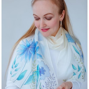 Handgeschilderde zijden sjaal | Prachtige handgeschilderde zijden sjaal met blauwe bloemen | Zijden batiksjaal | Moederdagcadeau | GRATIS VERZENDING