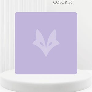 Op de afbeelding: Een vierkante lavendelkleurige kaart met een gecentreerde, lichtere afbeelding van een gestileerd vossenhoofd-silhouet. De tekst COLOR 36 staat in de rechterbovenhoek van de kaart, die afgeronde hoeken en een glad oppervlak heeft.