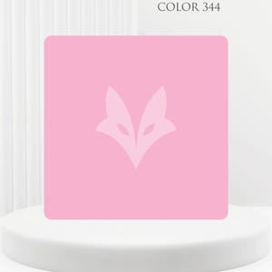 Op de afbeelding: Een vierkante roze tegel met een gestileerde vossenkopafbeelding in een lichtere roze tint. De tekst COLOR 344 is in donkergrijs boven het vierkant gedrukt. Het ontwerp is gecentreerd en symmetrisch en toont een minimalistisch diericoon.