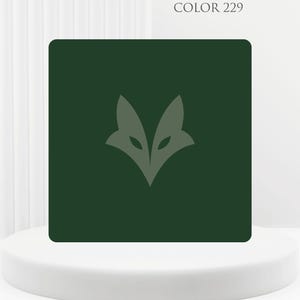 Peut inclure: Une tasse en céramique blanche avec une anse noire et l'inscription "But First, Coffee" en gras noir. La tasse est posée sur un fond flou, suggérant un cadre chaleureux.