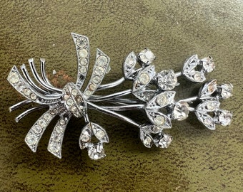 broche en métal et strass