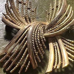 spilla in metallo dorato