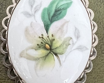 porcelain brooch with metal