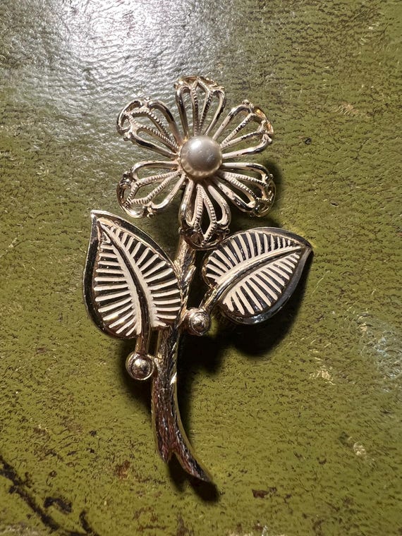 金属製ブローチ 金色の葉と花 金色の金属製の花のブローチ - Etsy 日本