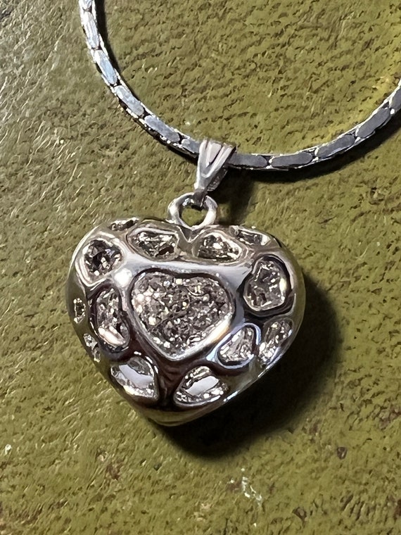 white metal heart necklace - image 2