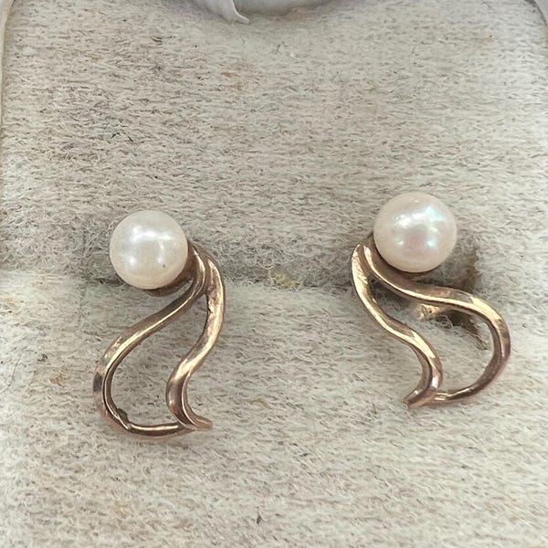 9 ct gold pearl stud earrings