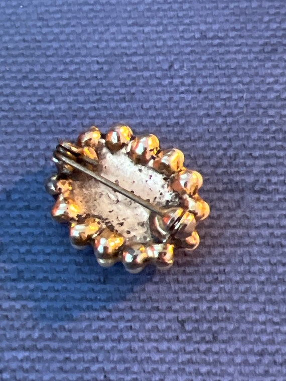 Stunning seed pearl and glass brooch - image 3